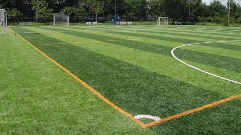 Phần sân bên ngoài của sân bóng phải đáp ứng khoảng cách rộng để tránh chấn thương cho cầu thủ